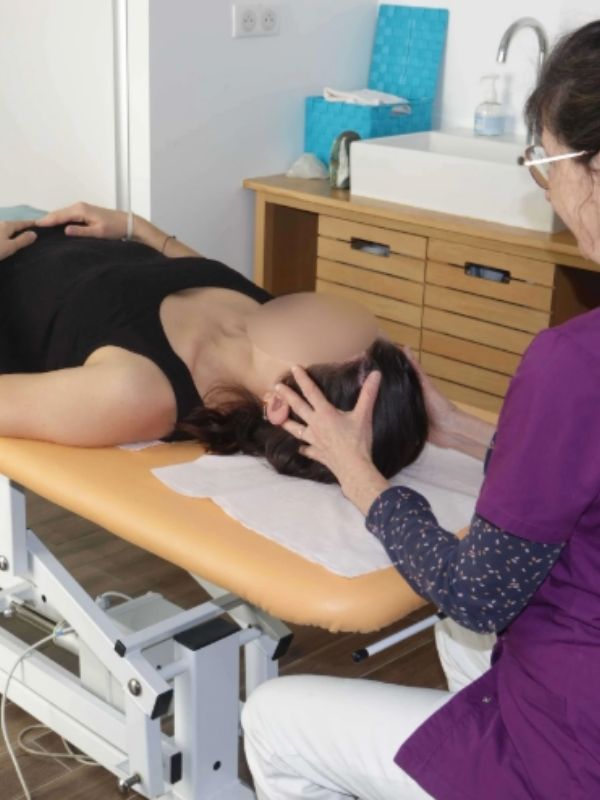 Brigitte René en train de pratiquer une séance d'ostéopathie